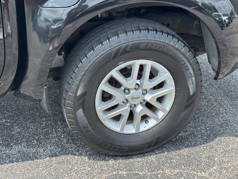 Nissan Frontier Vehicle Full-screen Gallery Image 9