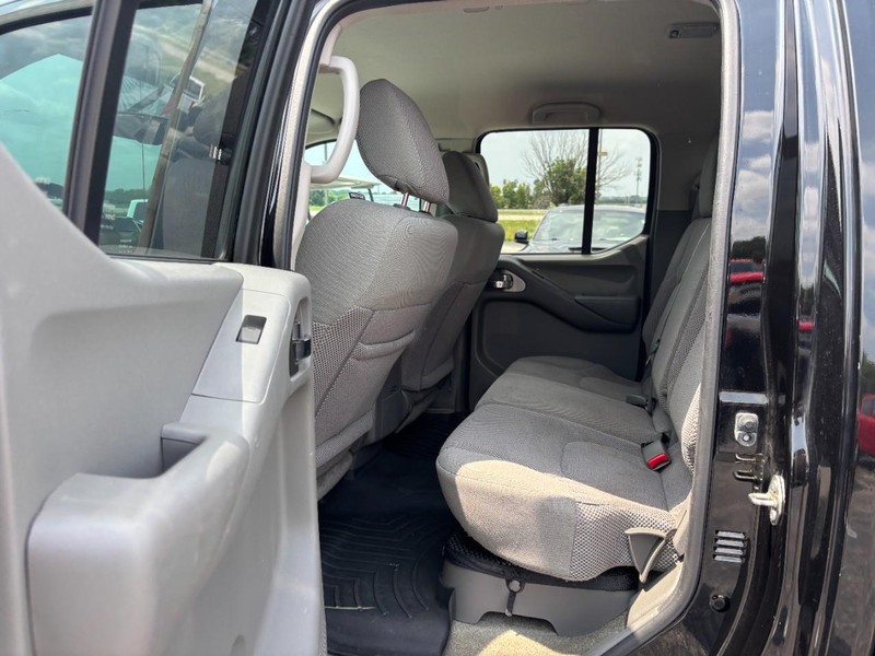 Nissan Frontier Vehicle Full-screen Gallery Image 10