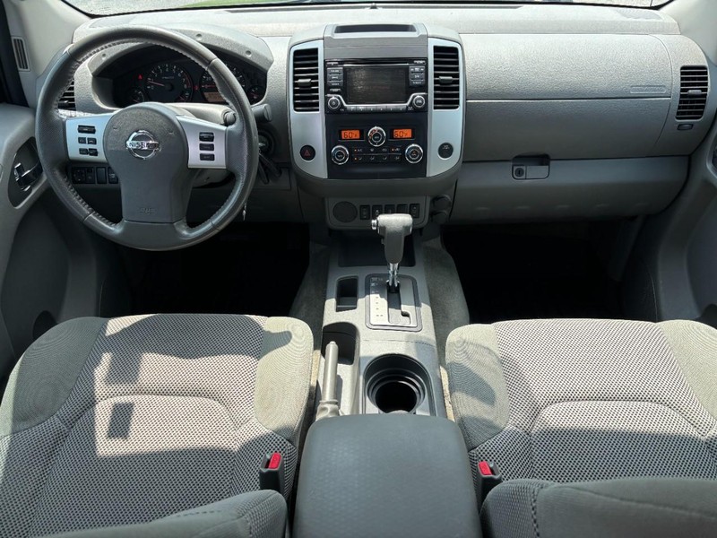 Nissan Frontier Vehicle Full-screen Gallery Image 11