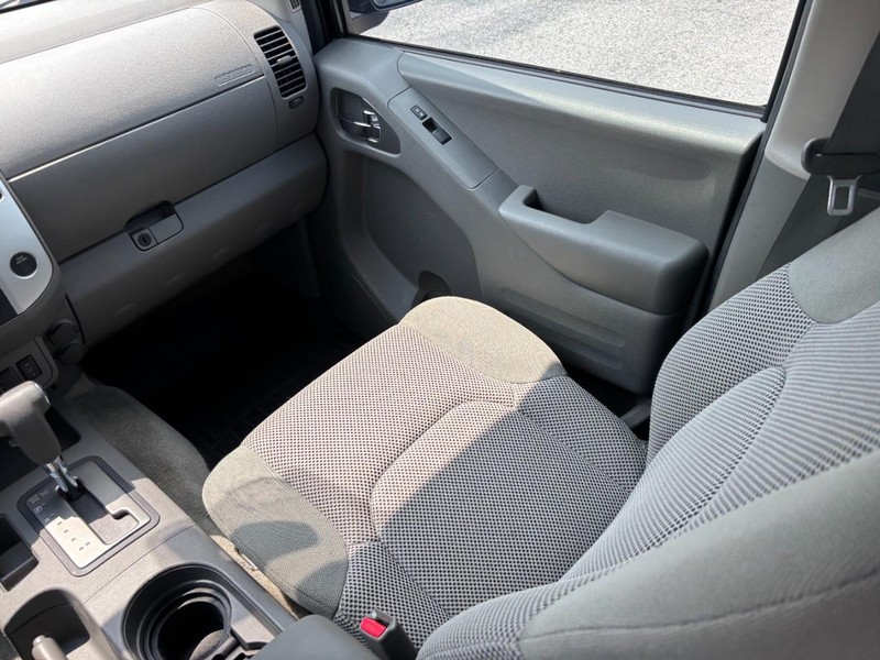 Nissan Frontier Vehicle Full-screen Gallery Image 14