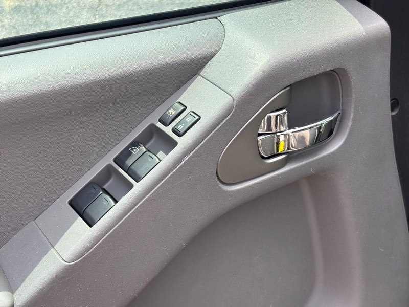 Nissan Frontier Vehicle Full-screen Gallery Image 16