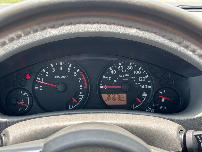 Nissan Frontier Vehicle Full-screen Gallery Image 19