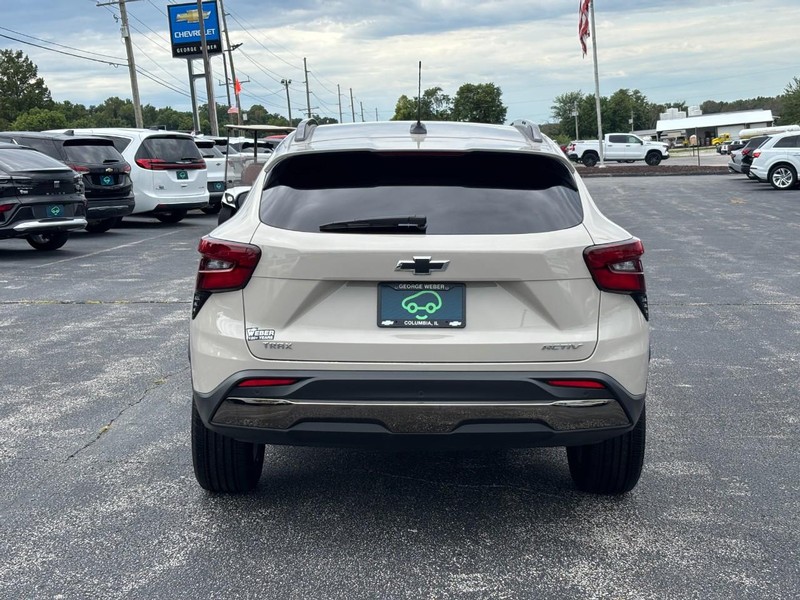 Chevrolet Trax Vehicle Full-screen Gallery Image 04