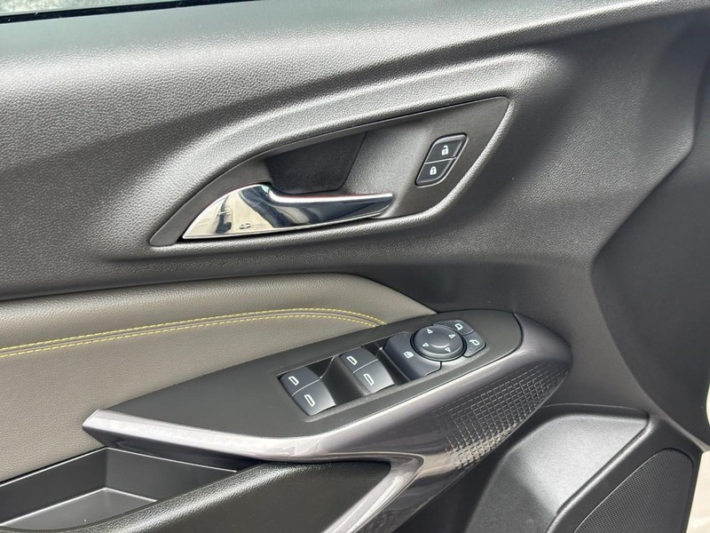 Chevrolet Trax Vehicle Full-screen Gallery Image 16