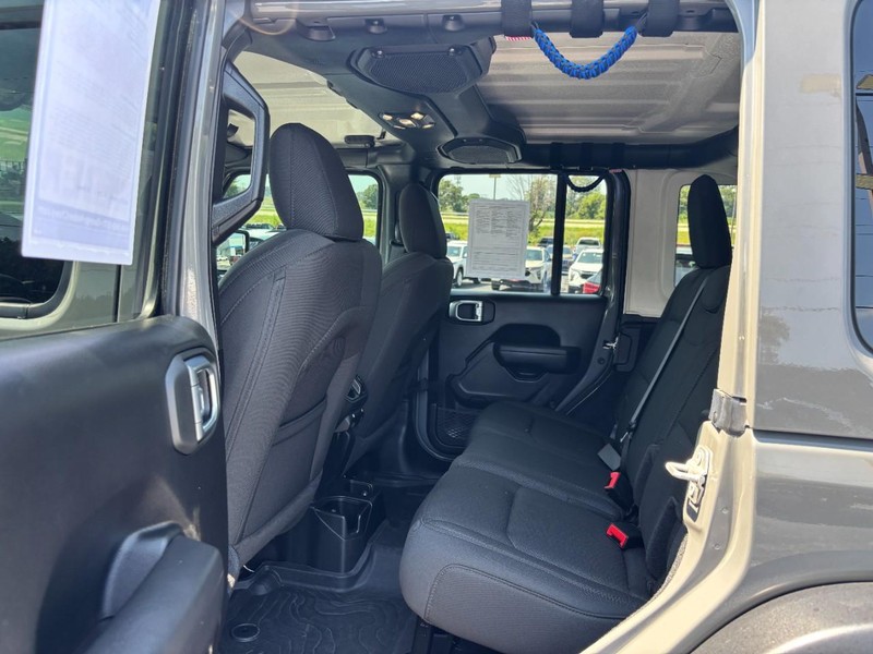 Jeep Wrangler Vehicle Full-screen Gallery Image 10