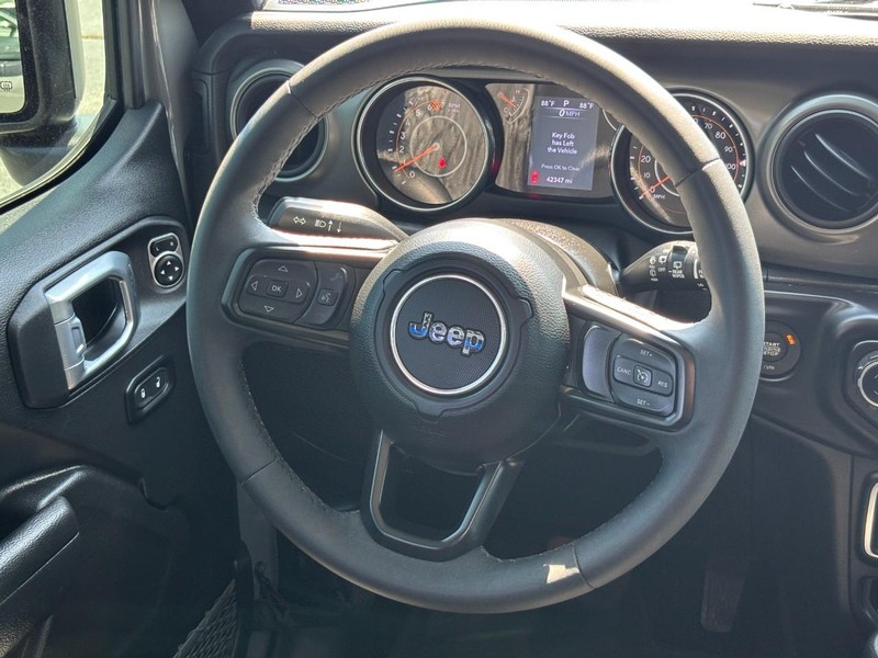 Jeep Wrangler Vehicle Full-screen Gallery Image 12