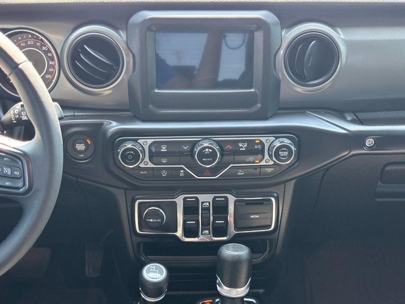 Jeep Wrangler Vehicle Full-screen Gallery Image 13
