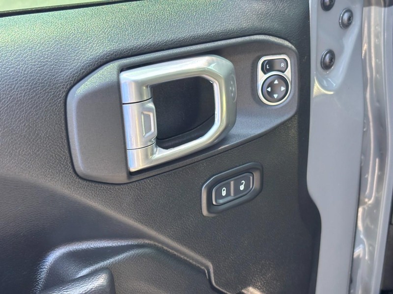 Jeep Wrangler Vehicle Full-screen Gallery Image 16
