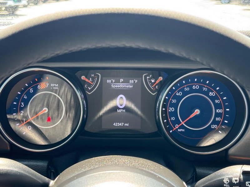 Jeep Wrangler Vehicle Full-screen Gallery Image 19