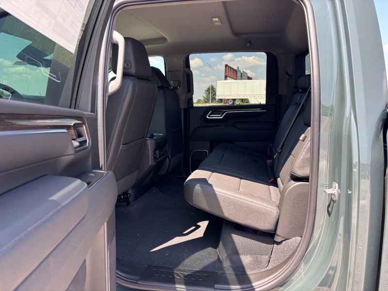 Chevrolet Silverado 2500HD Vehicle Full-screen Gallery Image 5