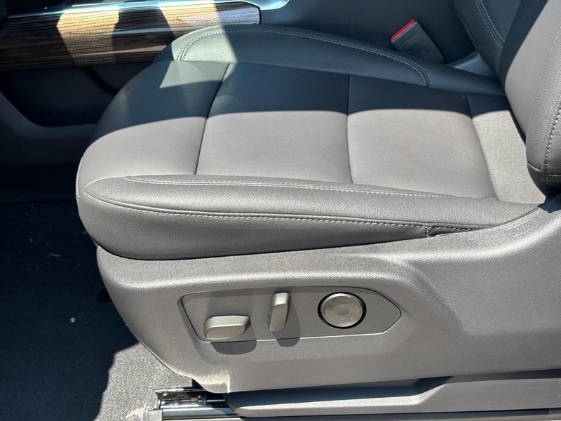 Chevrolet Silverado 2500HD Vehicle Full-screen Gallery Image 10