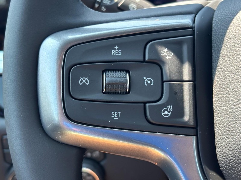Chevrolet Silverado 2500HD Vehicle Full-screen Gallery Image 12