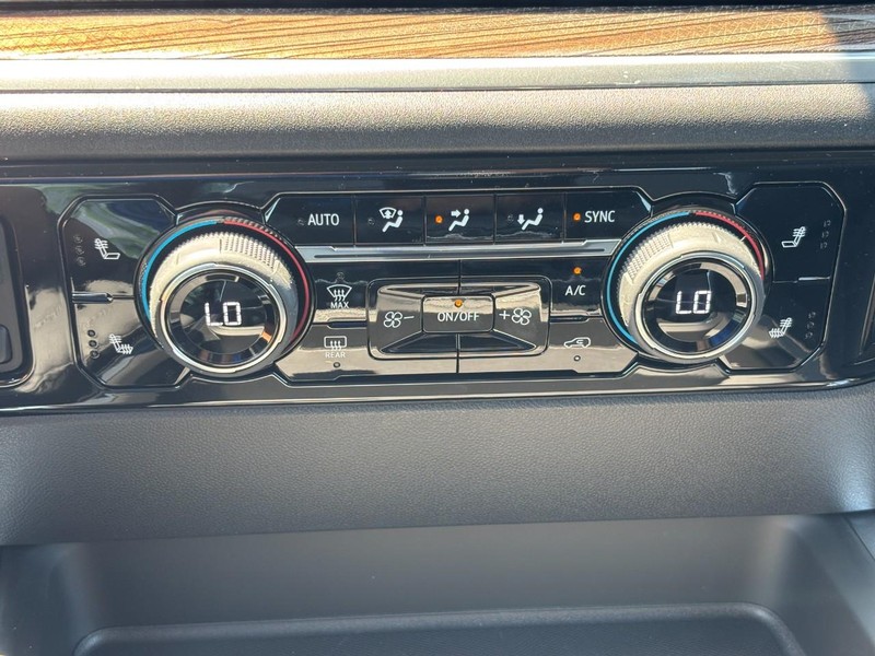 Chevrolet Silverado 2500HD Vehicle Full-screen Gallery Image 18