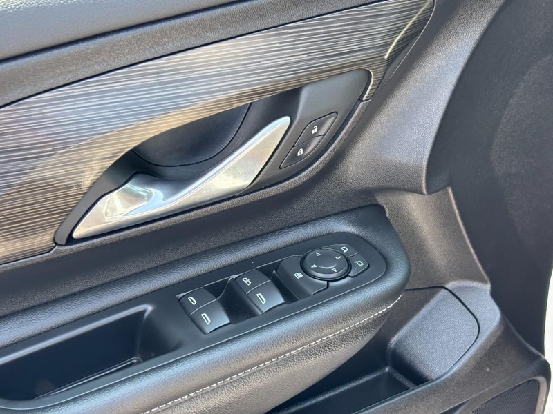 GMC Terrain Vehicle Full-screen Gallery Image 16