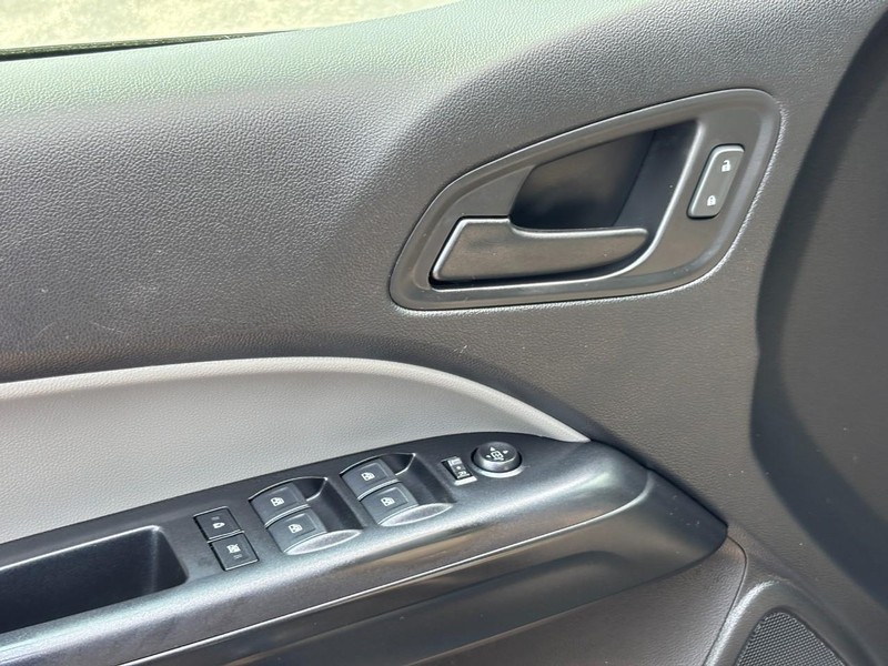 Chevrolet Colorado Vehicle Full-screen Gallery Image 15