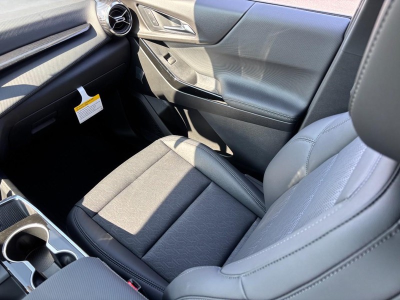 Chevrolet Equinox Vehicle Full-screen Gallery Image 9