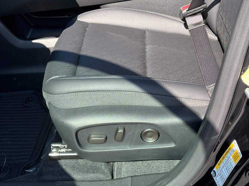 Chevrolet Equinox Vehicle Full-screen Gallery Image 10