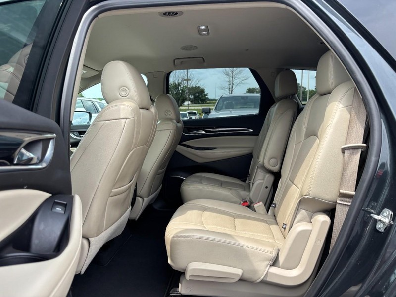 Buick Enclave Vehicle Full-screen Gallery Image 11