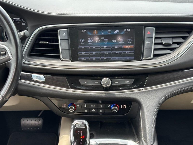 Buick Enclave Vehicle Full-screen Gallery Image 14