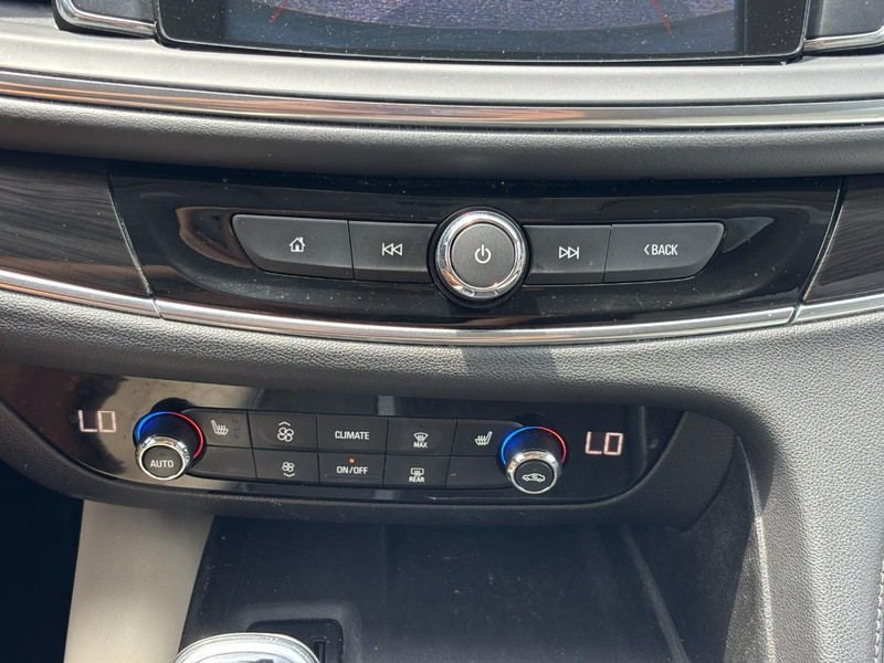 Buick Enclave Vehicle Full-screen Gallery Image 23