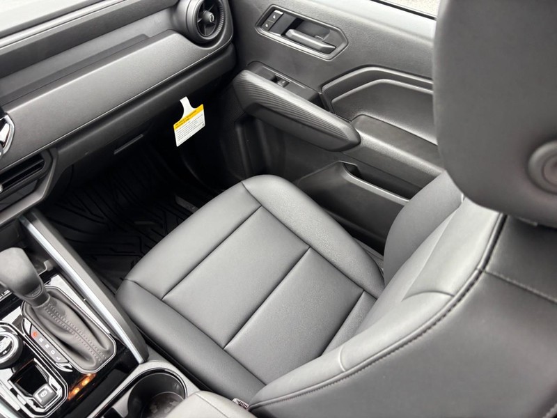 Chevrolet Colorado Vehicle Full-screen Gallery Image 9
