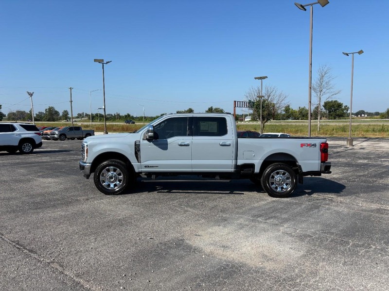 Ford Super Duty F-350 SRW Vehicle Full-screen Gallery Image 02