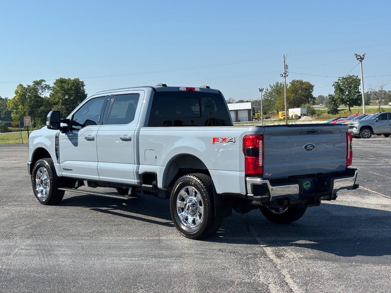 Ford Super Duty F-350 SRW Vehicle Full-screen Gallery Image 03