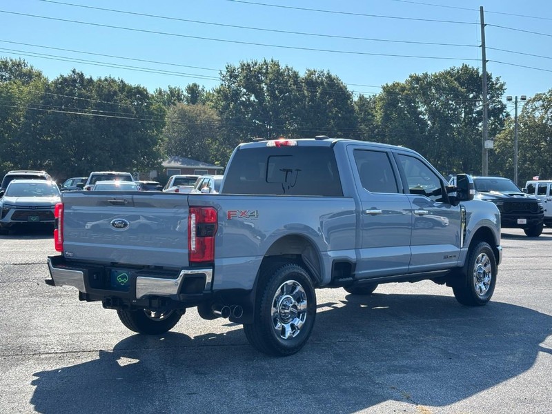Ford Super Duty F-350 SRW Vehicle Full-screen Gallery Image 05