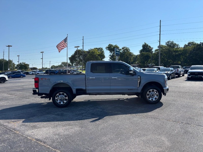 Ford Super Duty F-350 SRW Vehicle Full-screen Gallery Image 06