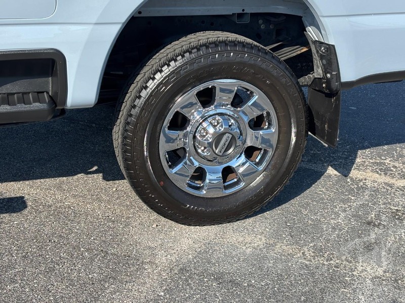 Ford Super Duty F-350 SRW Vehicle Full-screen Gallery Image 09