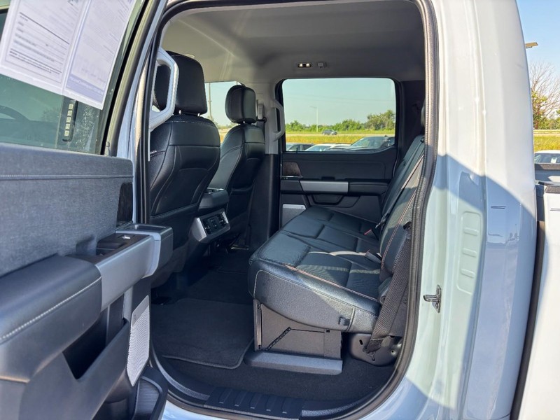 Ford Super Duty F-350 SRW Vehicle Full-screen Gallery Image 10
