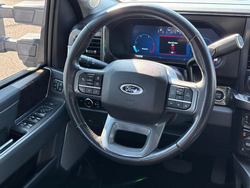 Ford Super Duty F-350 SRW Vehicle Full-screen Gallery Image 12