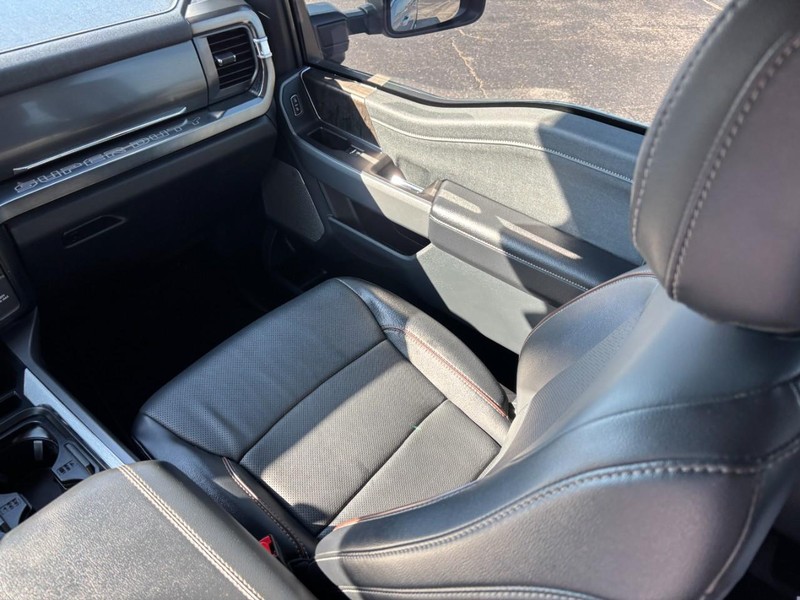 Ford Super Duty F-350 SRW Vehicle Full-screen Gallery Image 14