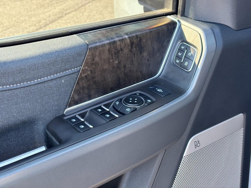 Ford Super Duty F-350 SRW Vehicle Full-screen Gallery Image 16