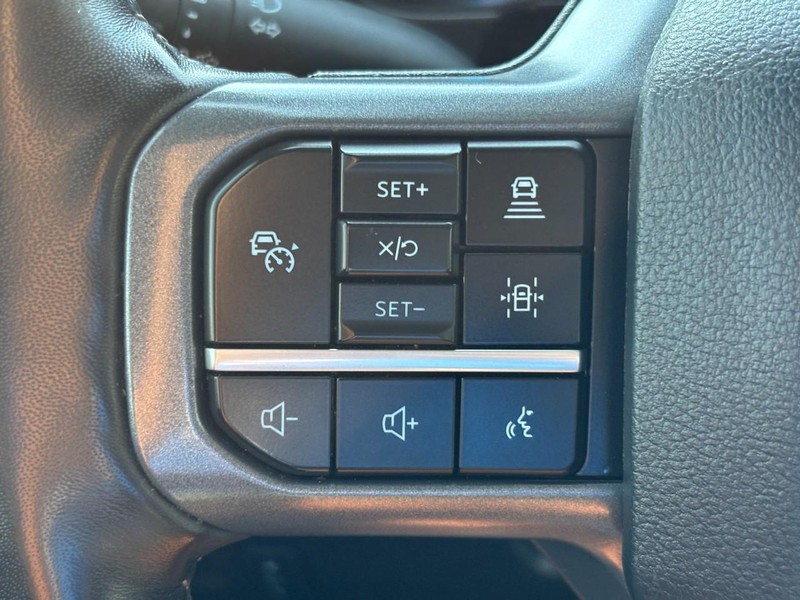 Ford Super Duty F-350 SRW Vehicle Full-screen Gallery Image 17