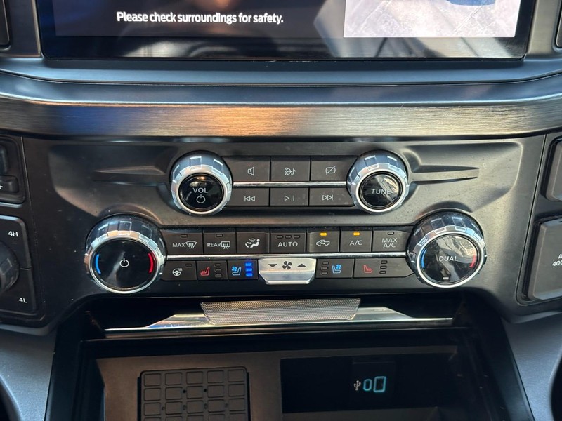 Ford Super Duty F-350 SRW Vehicle Full-screen Gallery Image 23