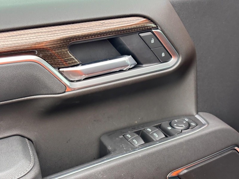 Chevrolet Silverado 1500 Vehicle Full-screen Gallery Image 11