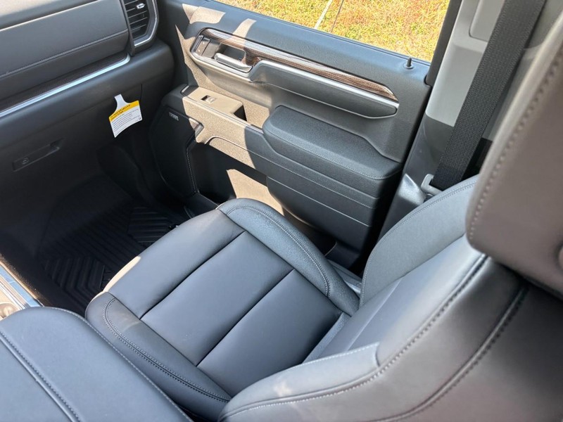 Chevrolet Silverado 1500 Vehicle Full-screen Gallery Image 9