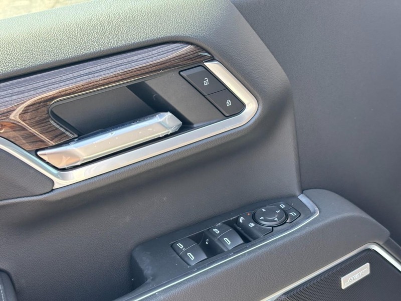 Chevrolet Silverado 1500 Vehicle Full-screen Gallery Image 11