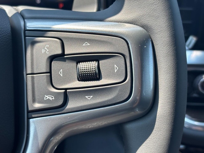 Chevrolet Silverado 1500 Vehicle Full-screen Gallery Image 13
