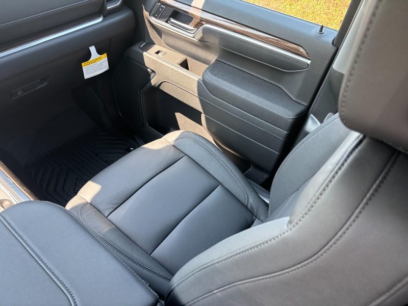 Chevrolet Silverado 1500 Vehicle Full-screen Gallery Image 9