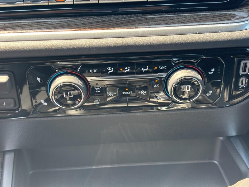 Chevrolet Silverado 1500 Vehicle Full-screen Gallery Image 18