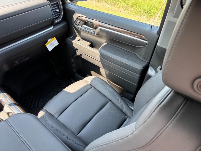Chevrolet Silverado 1500 Vehicle Full-screen Gallery Image 9