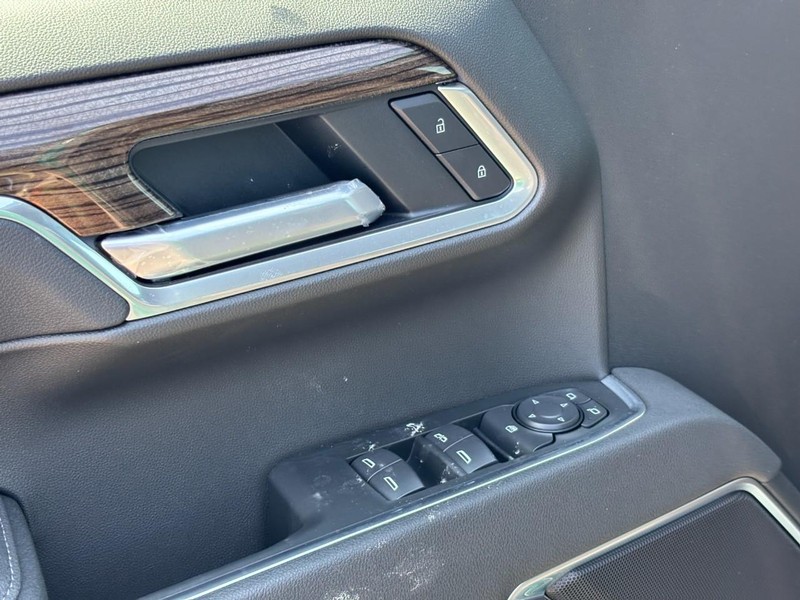Chevrolet Silverado 1500 Vehicle Full-screen Gallery Image 11