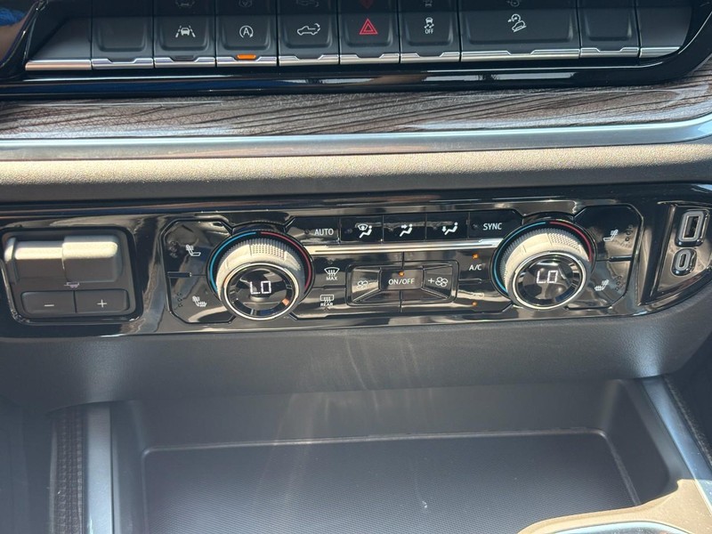 Chevrolet Silverado 1500 Vehicle Full-screen Gallery Image 18