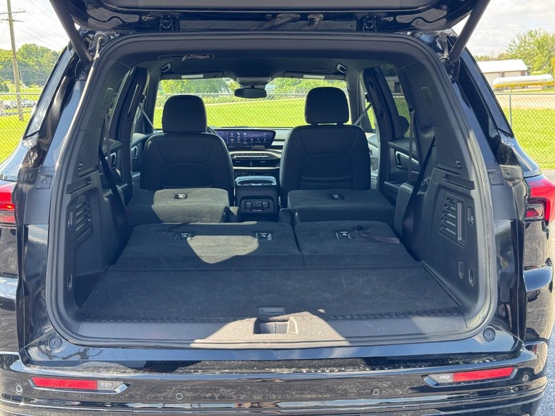 Buick Enclave Vehicle Full-screen Gallery Image 05