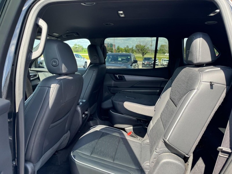 Buick Enclave Vehicle Full-screen Gallery Image 10