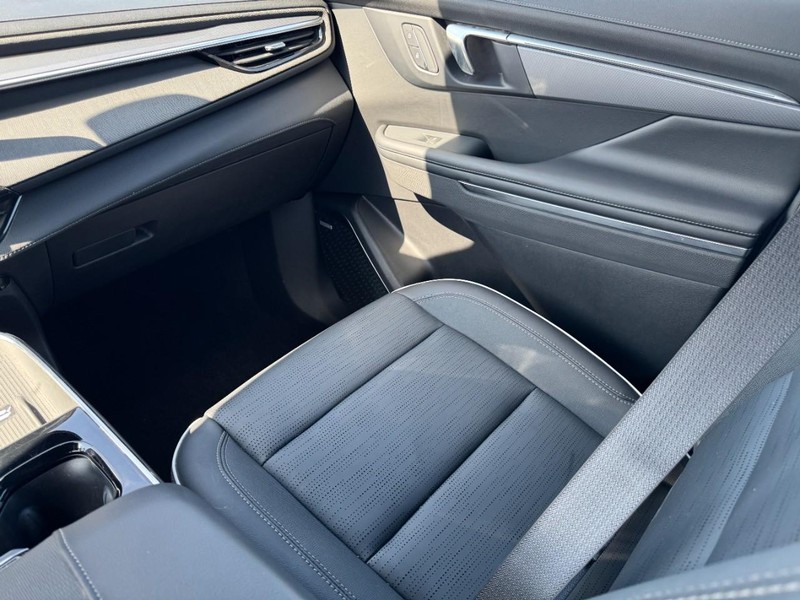 Buick Enclave Vehicle Full-screen Gallery Image 15