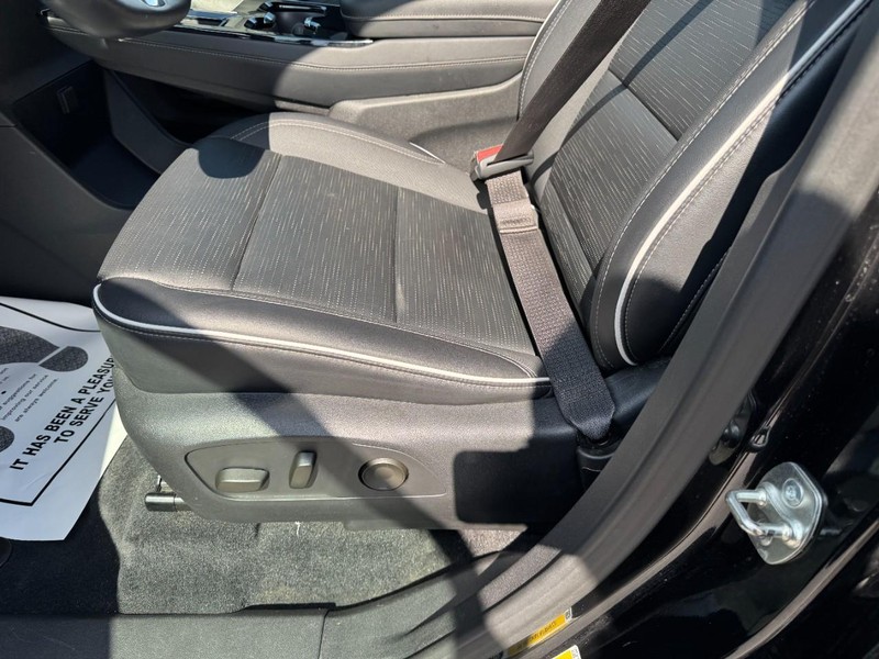Buick Enclave Vehicle Full-screen Gallery Image 16