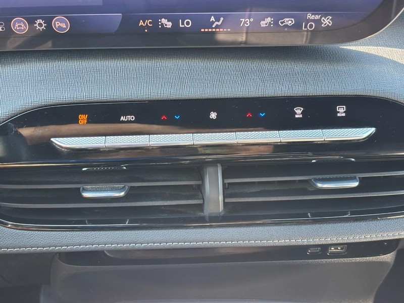 Buick Enclave Vehicle Full-screen Gallery Image 24